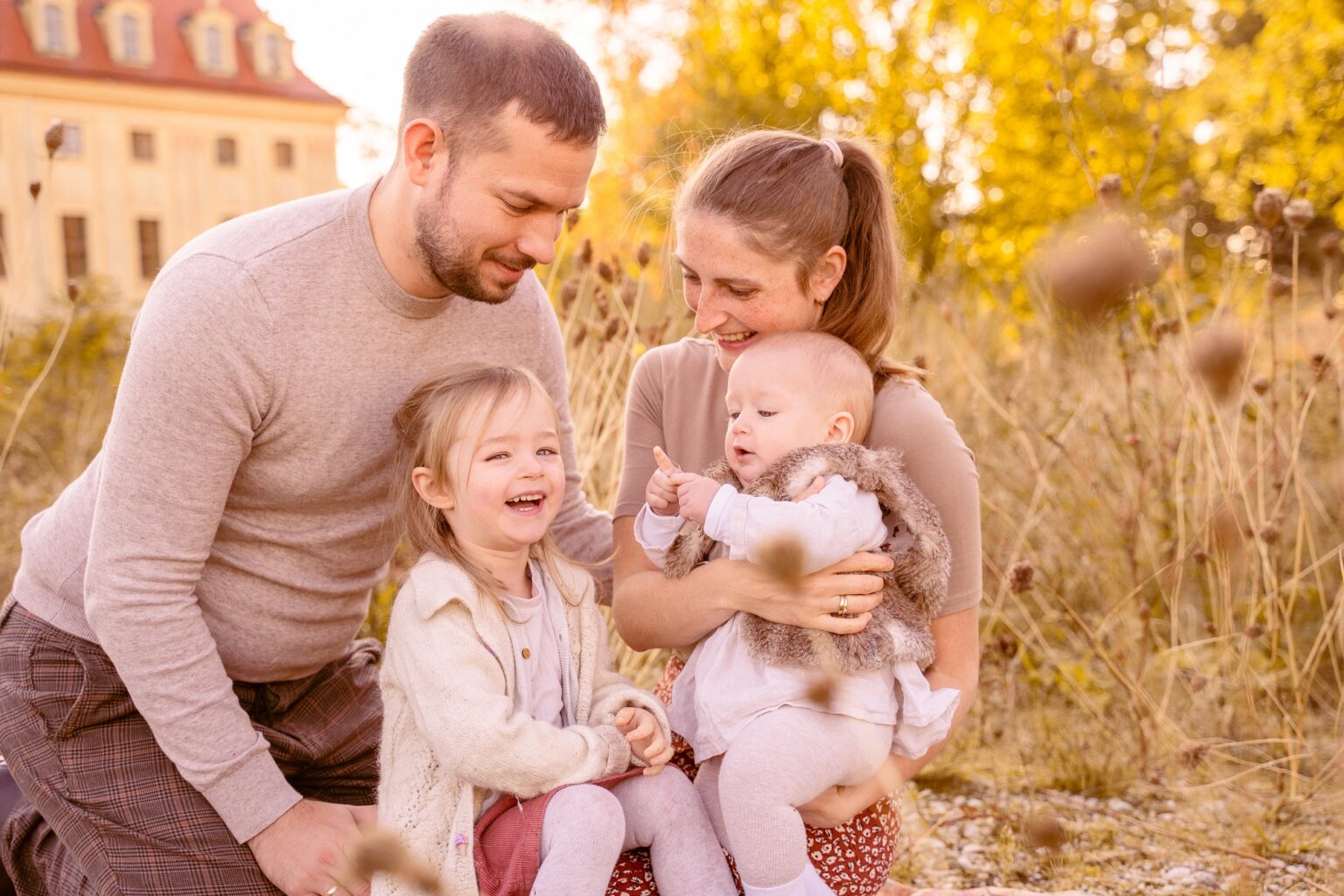 Familie lacht gemeinsam in der Natur