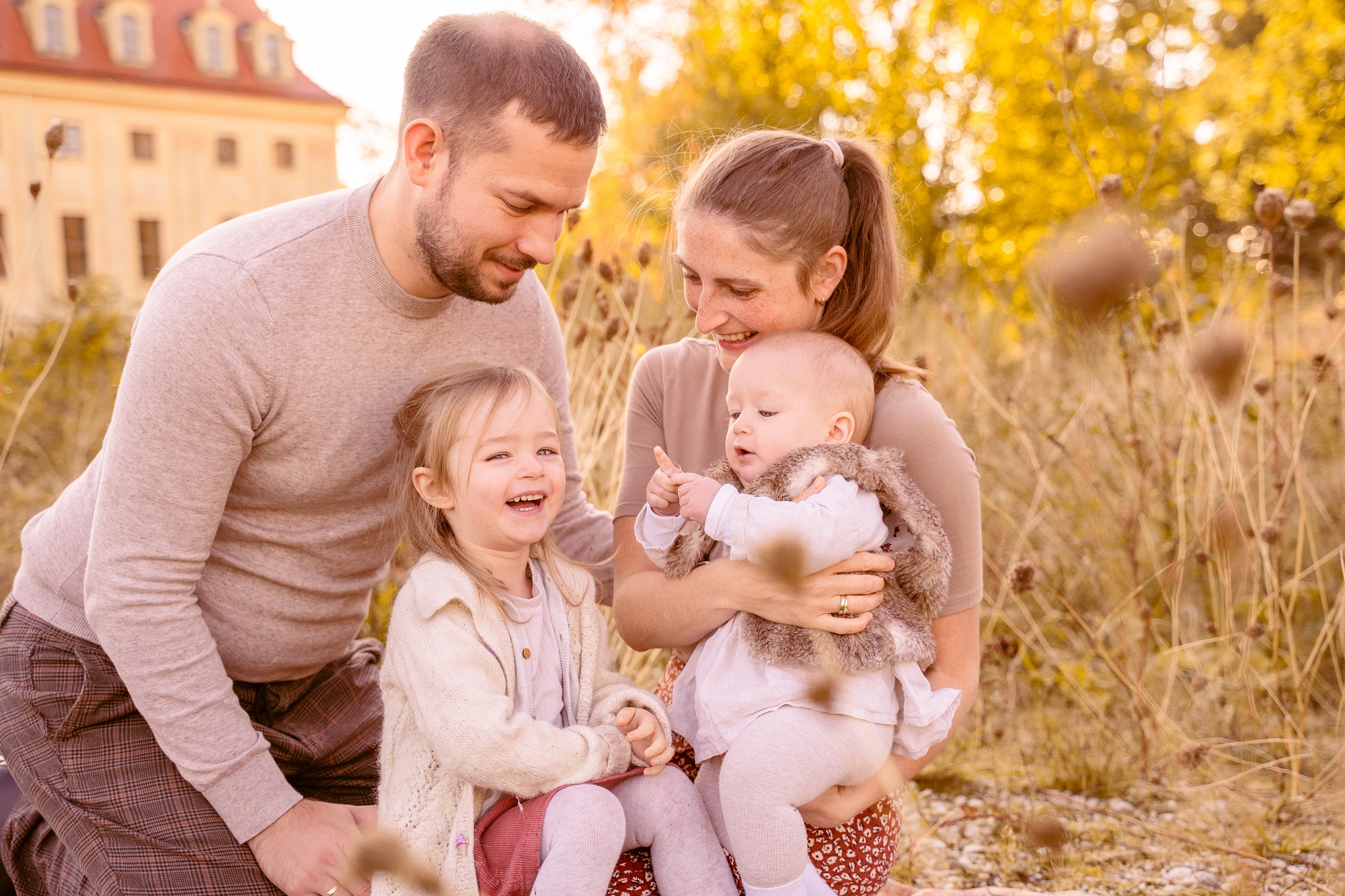 Familie lacht gemeinsam in der Natur
