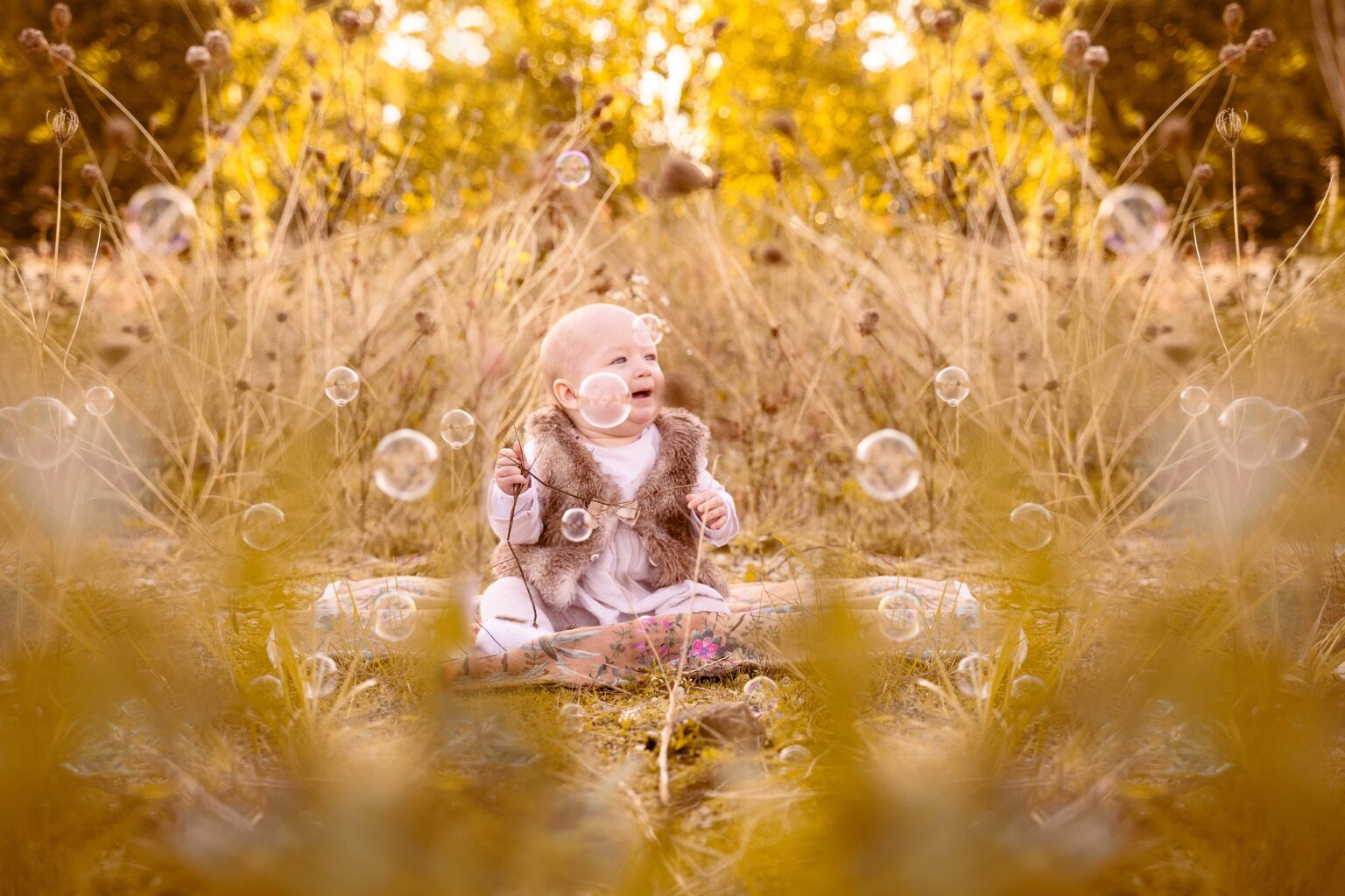 Baby schaut Seifenblasen an