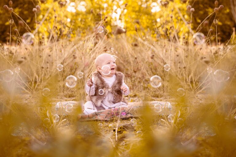 Baby schaut Seifenblasen an