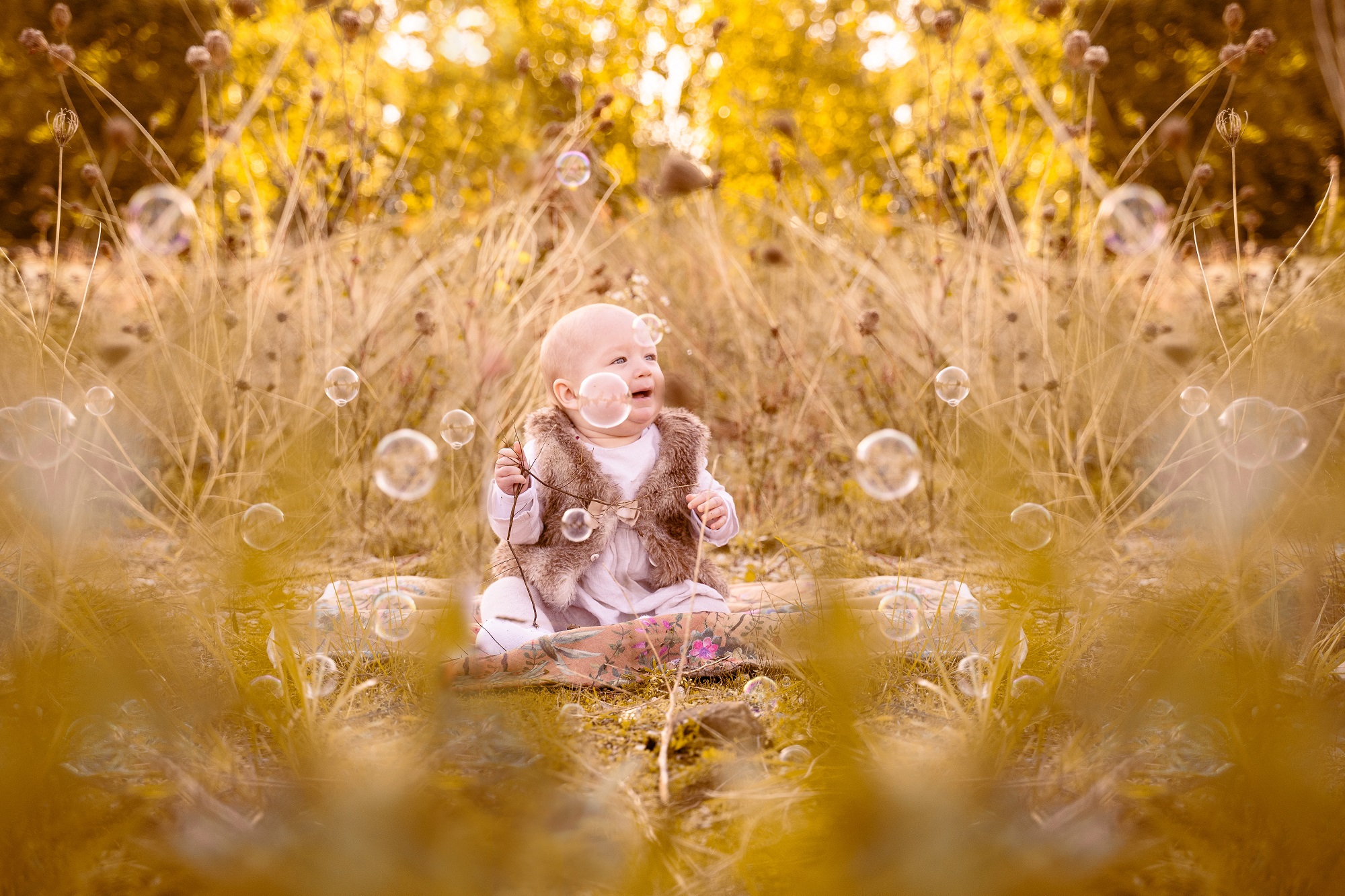 Baby schaut Seifenblasen an