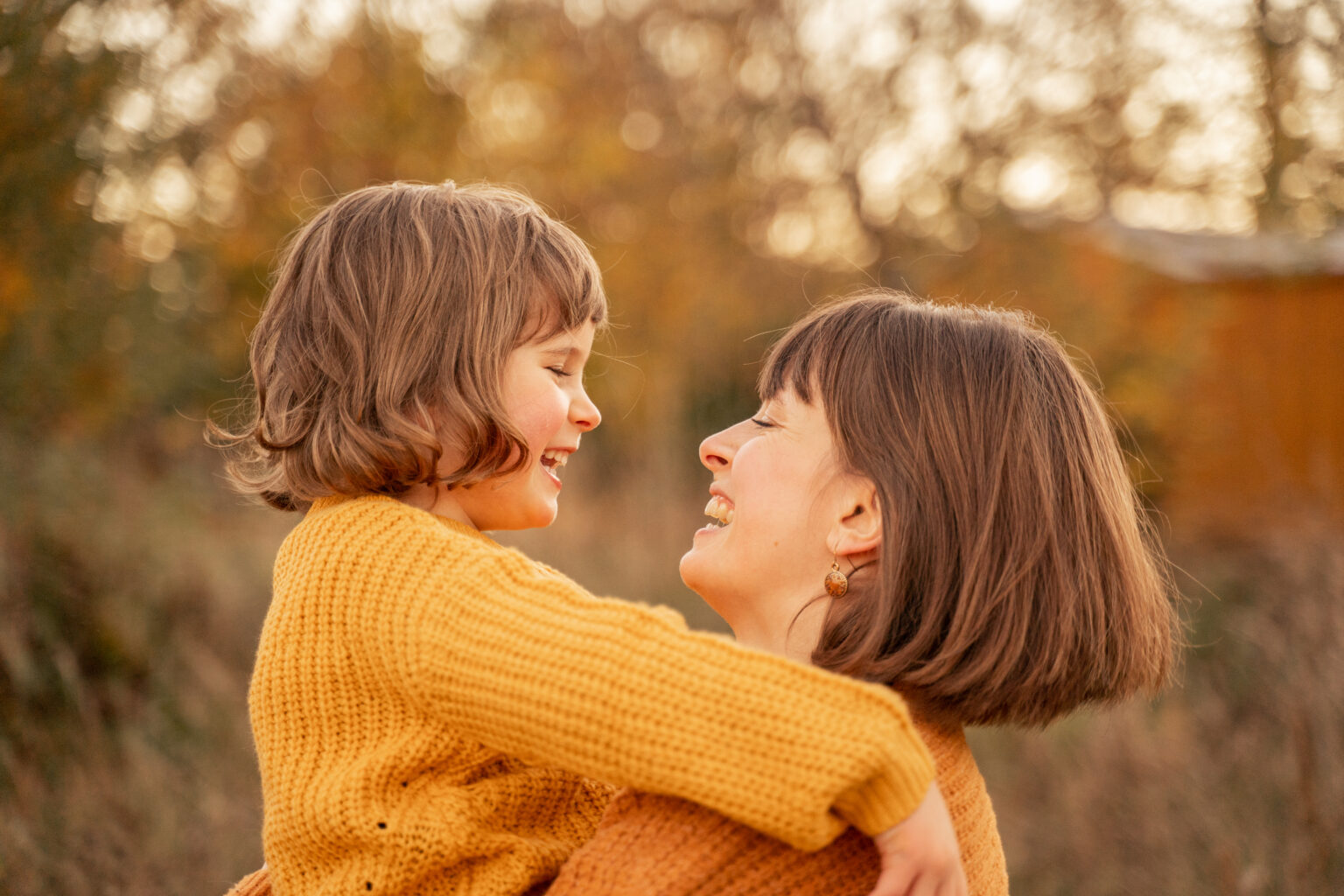 Mama und Tochter lachen zusammen
